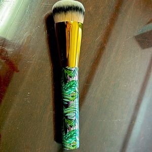 Tarte Foundcealer Foundation Makeup Brush great for any type of foundations.